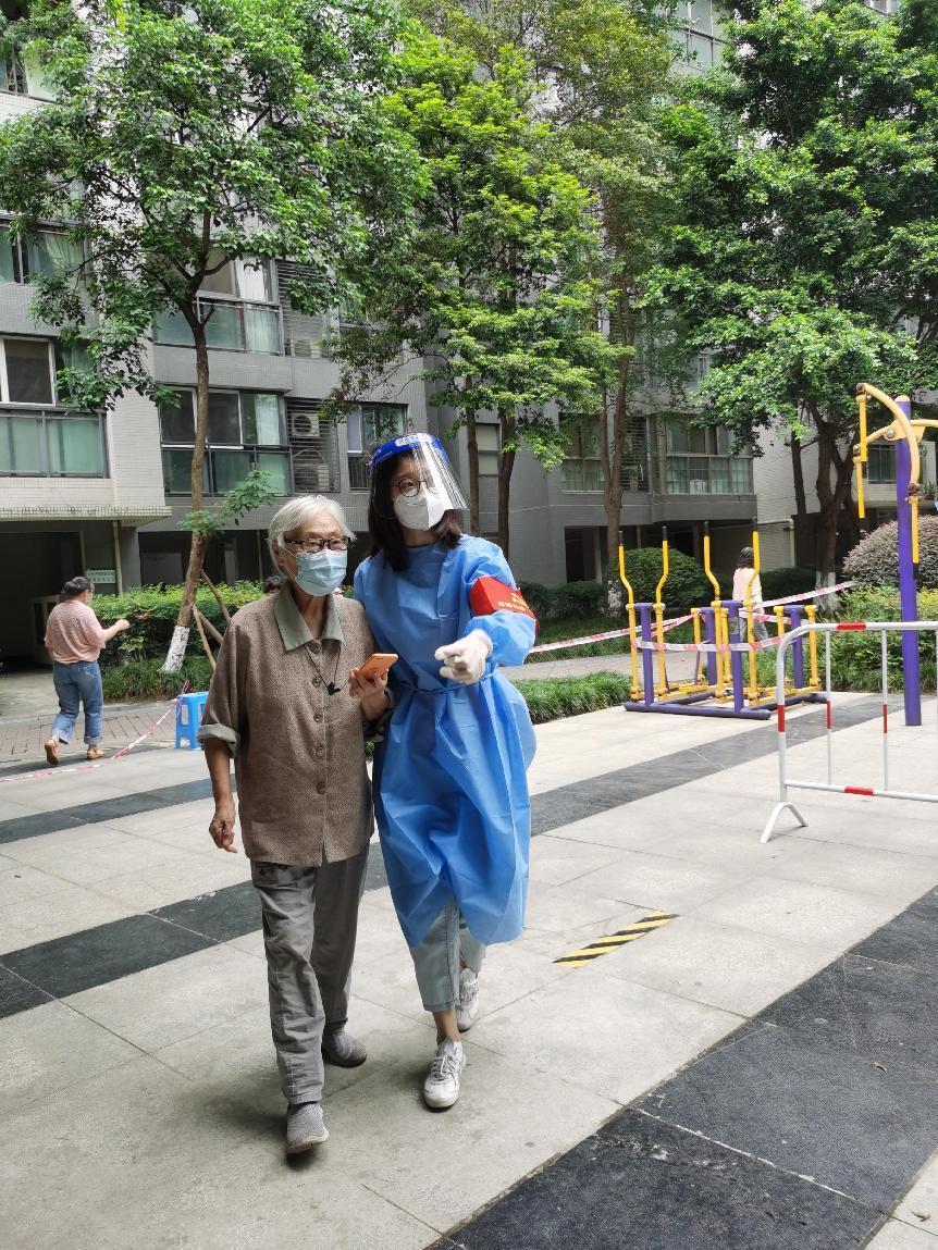 2022.9.5綜合辦公室行政文秘何彥同志（預(yù)備黨員）參與營門口街道銀桂社區(qū)所住小區(qū)（金牛區(qū)華宇錦城名都）協(xié)助核酸檢測秩序維護、負(fù)責(zé)幫助參加核酸的有困難老人、孩童 (1)