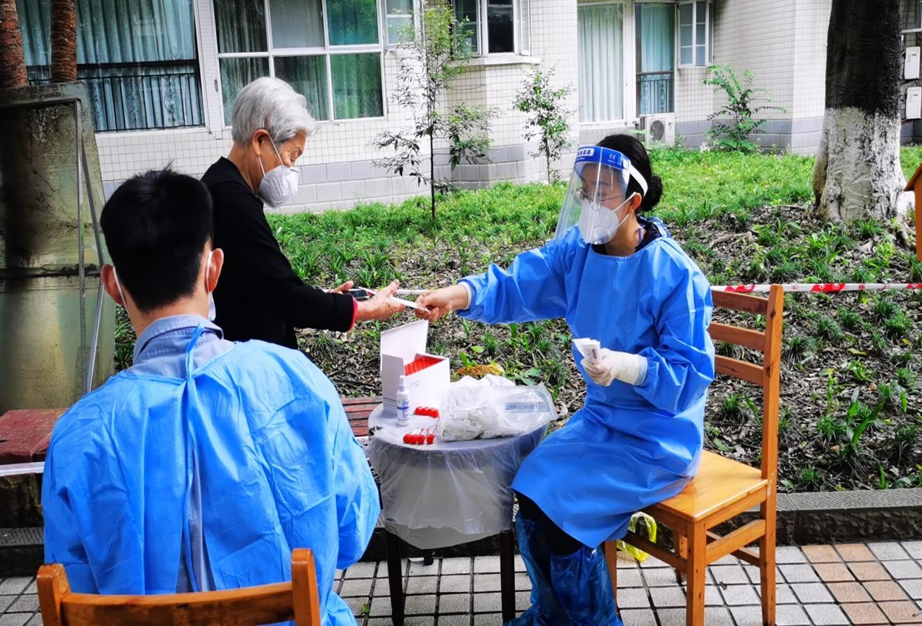 2022.9.4現(xiàn)代農(nóng)擔(dān)黨支部組織委員、副總經(jīng)理高洪燕在所住小區(qū)（武侯區(qū)雙楠花園）協(xié)助社區(qū)核酸檢測登記、掃碼工作