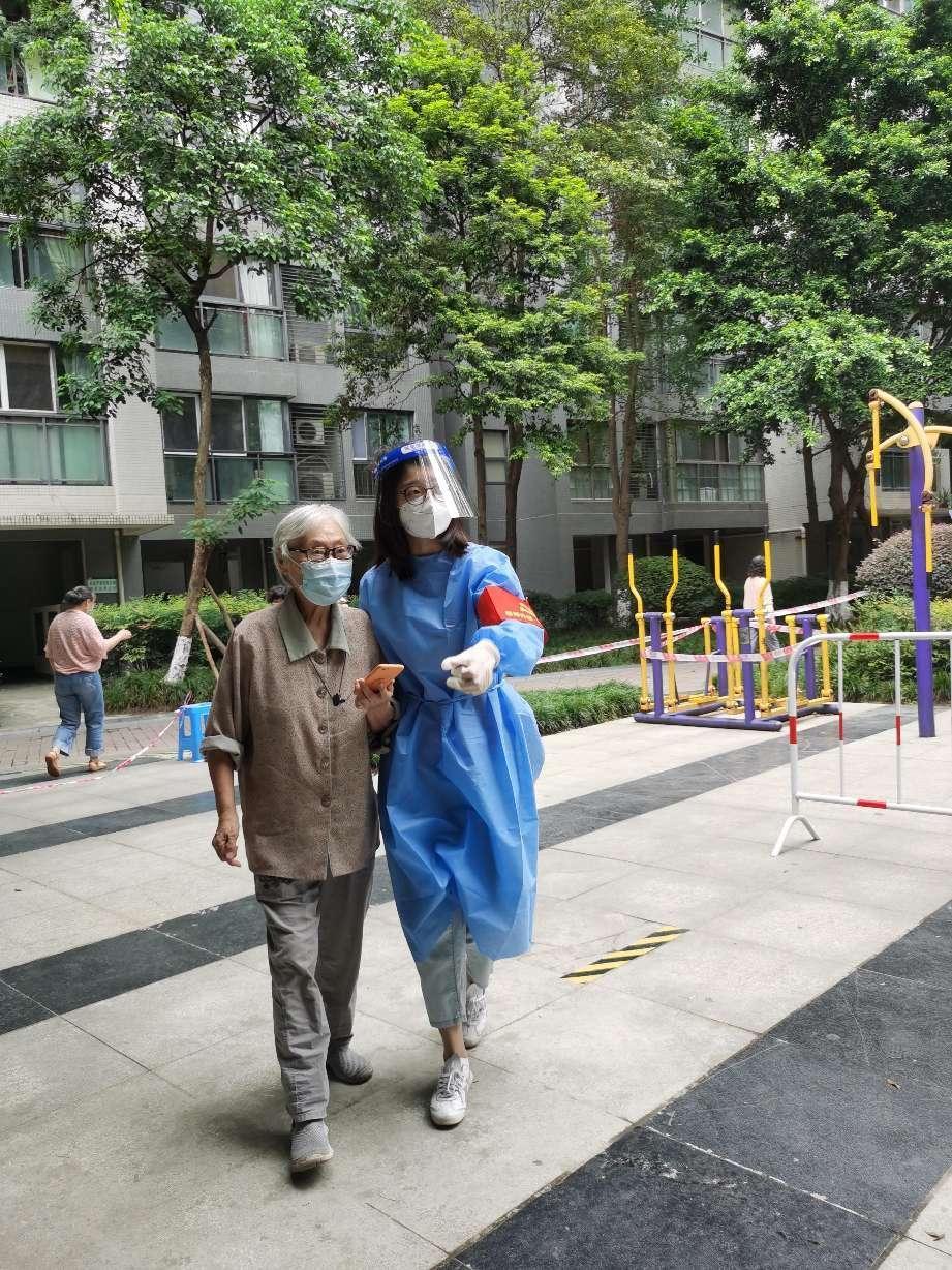 2022.9.5綜合辦公室行政文秘何彥同志（預(yù)備黨員）參與營(yíng)門口街道銀桂社區(qū)所住小區(qū)（金牛區(qū)華宇錦城名都）協(xié)助核酸檢測(cè)秩序維護(hù)、負(fù)責(zé)幫助參加核酸的有困難老人、孩童 (1)