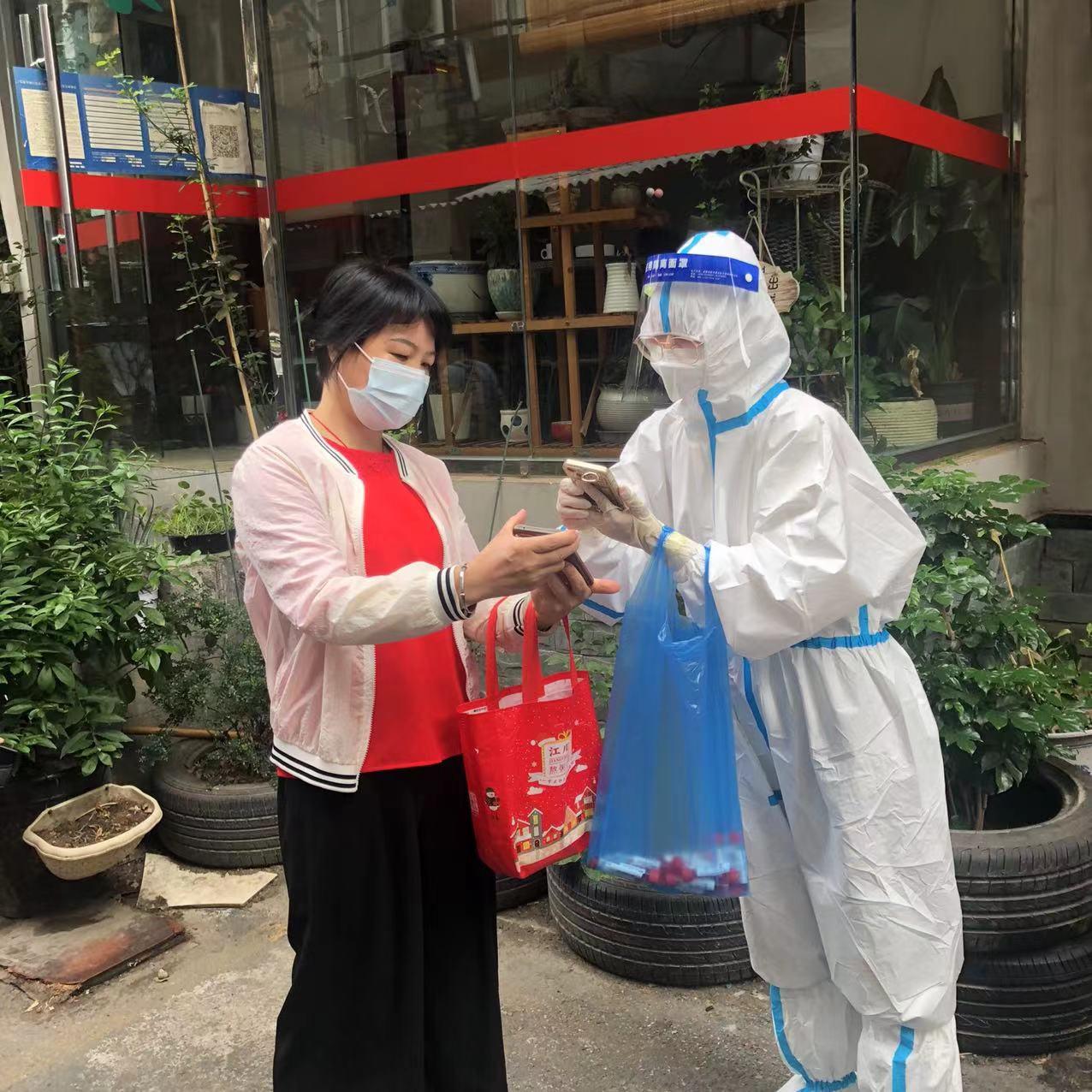 9月5日上午，擔(dān)保業(yè)務(wù)二部鄒杰（入黨積極分子）到崇德里社區(qū)報(bào)道，經(jīng)過(guò)崗前培訓(xùn)后，投入到核酸檢測(cè)掃碼錄入工作（1）